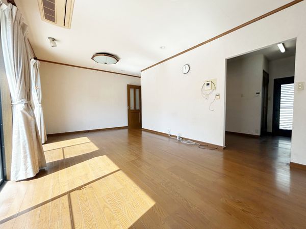 宝塚市逆瀬台5丁目【戸建】 リビング