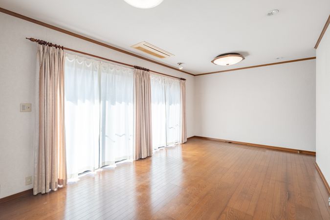 宝塚市逆瀬台5丁目【戸建】 リビング