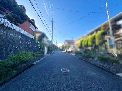 西宮市名塩南台2丁目【戸建】 前面道路含む外観 前面道路含む外観
