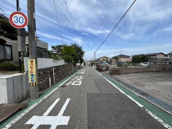 宝塚市宝梅2丁目【新築戸建1号地】 前面道路含む外観