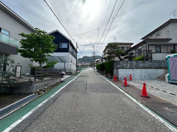 宝塚市宝梅2丁目【新築戸建2号地】 前面道路含む外観
