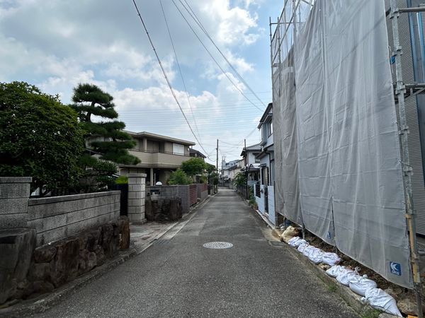 前面道路含む外観