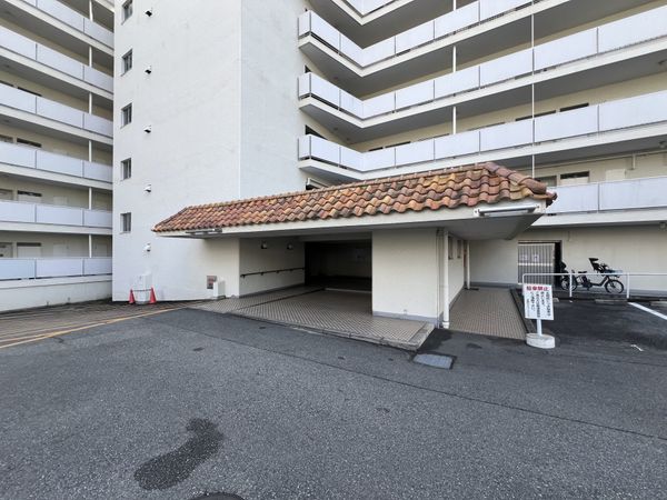 逆瀬川グリーンハイツ A棟 エントランス