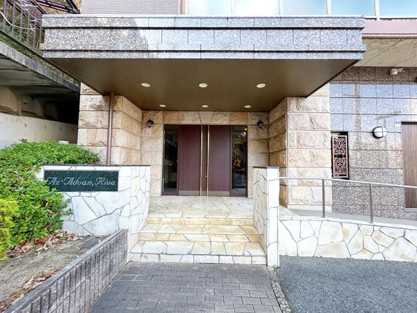 アズ・アドバン、リーヴァ エントランス