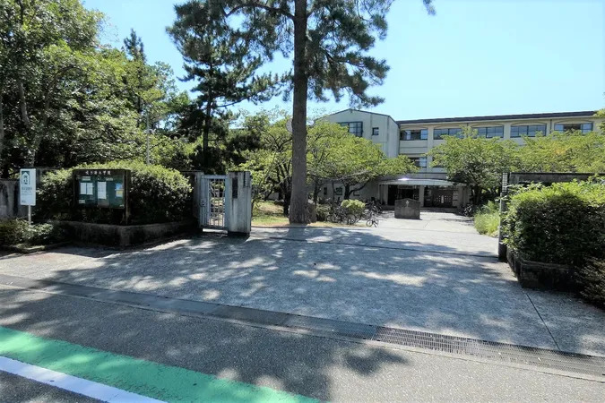 甲陵中学校まで約1050ｍ（徒歩14分）