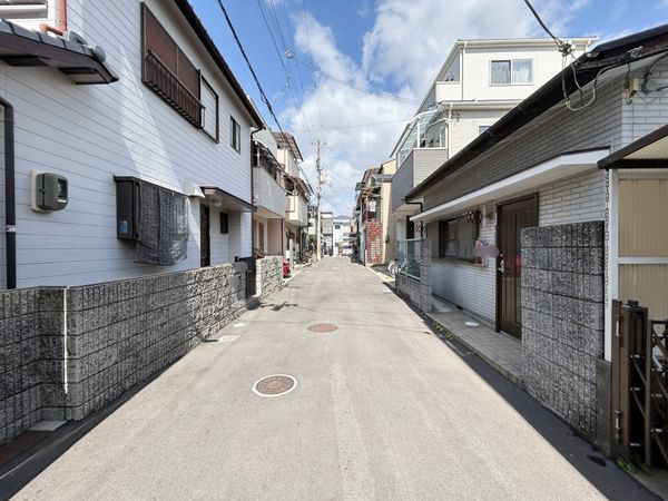 中前田町 戸建 前面道路含む外観 中前田町 戸建 前面道路含む外観