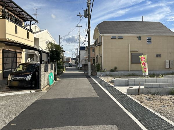 堤町 新築戸建 前面道路含む外観