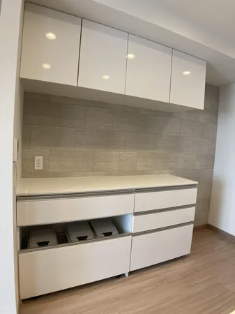 キッチン背面にあるカップボード