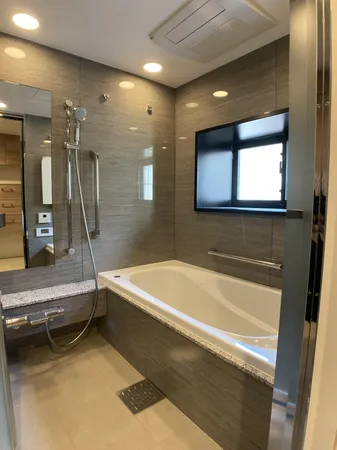 １６１８サイズの浴室、窓があります