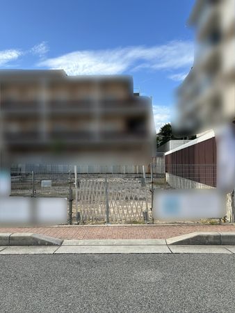川西町土地 前面道路含む外観