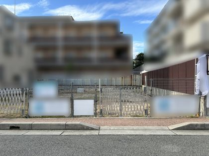 川西町土地 前面道路含む外観