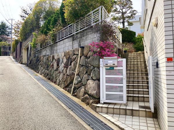 芦屋市山芦屋町 戸建 前面道路含む外観 芦屋市山芦屋町 戸建 前面道路含む外観