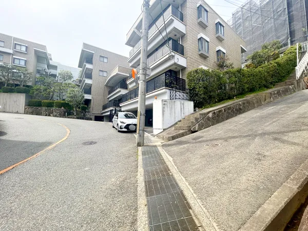 前面道路含む外観
