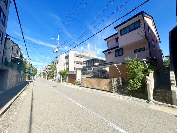 前面道路含む外観
