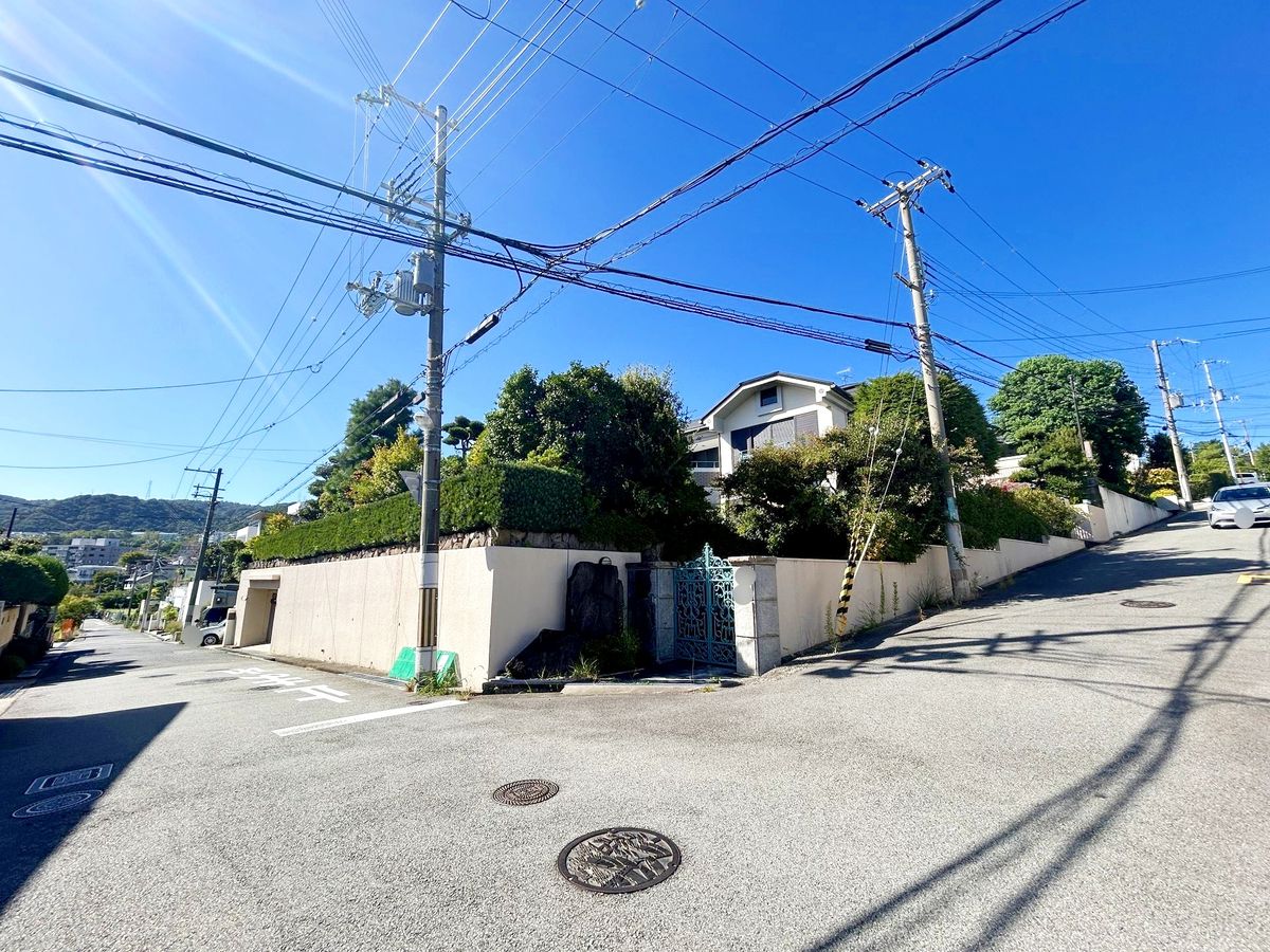 朝日ケ丘町戸建 前面道路含む外観 前面道路含む外観