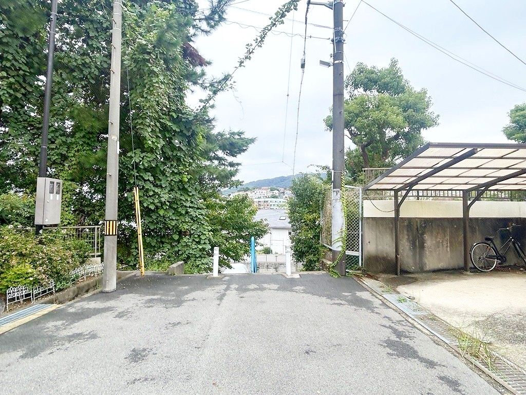 岩園町戸建 前面道路含む外観 前面道路含む外観