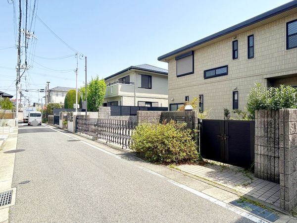 前面道路含む外観