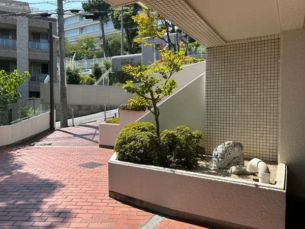 ロビーから見た南西側道路です。