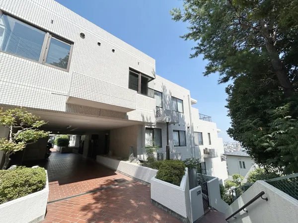 本マンションはエレベーターがございませんが、本住戸は南西側道路からはフラットにアクセスが可能です。