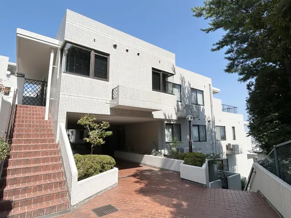 芦屋三条町パーク・ハイムB棟の外観写真です。本住戸は、南西側道路からはフラットにアクセスが可能です。