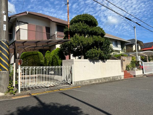 生駒市鹿ノ台西3丁目 前面道路含む外観 生駒市鹿ノ台西3丁目 前面道路含む外観