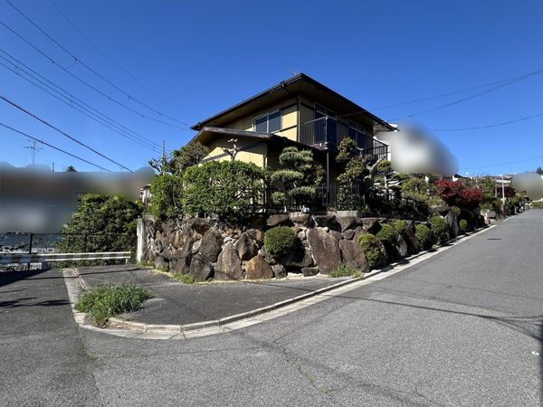 奈良市富雄北3丁目 前面道路含む外観