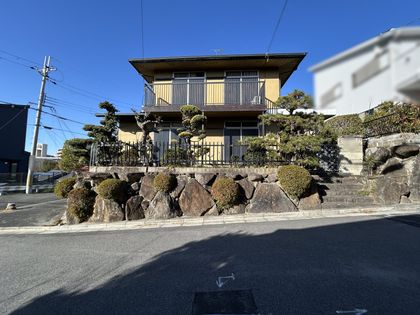 奈良市富雄北3丁目 前面道路含む外観