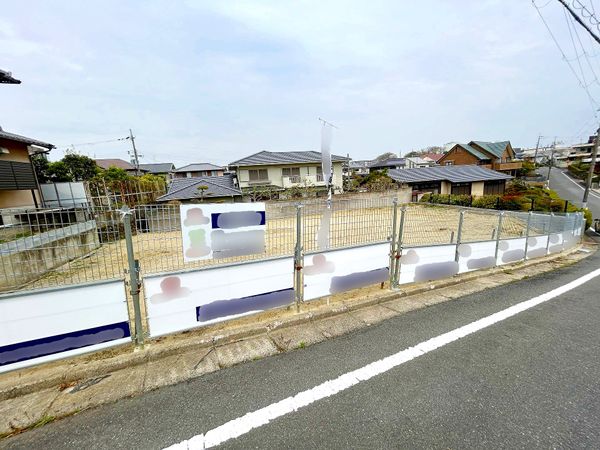 奈良市登美ヶ丘3丁目 前面道路含む外観 奈良市登美ヶ丘3丁目 前面道路含む外観