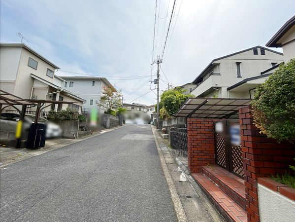 生駒市喜里が丘3丁目 前面道路含む外観 生駒市喜里が丘3丁目 前面道路含む外観