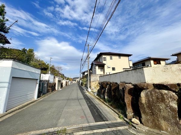 奈良市学園緑ヶ丘3丁目 前面道路含む外観 奈良市学園緑ヶ丘3丁目 前面道路含む外観