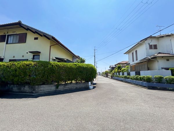 生駒市鹿ノ台西2丁目 前面道路含む外観