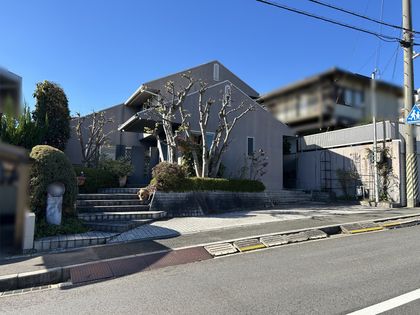 生駒市鹿ノ台西1丁目 前面道路含む外観