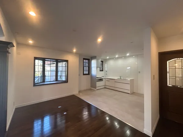 明るく開放的なダイニング