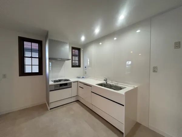 白を基調とした清潔感のあるキッチン