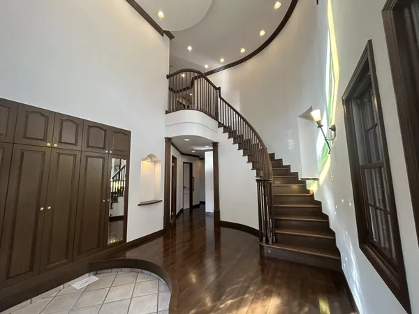 開放感のある玄関で上部の窓から明るい自然光が差し込みます