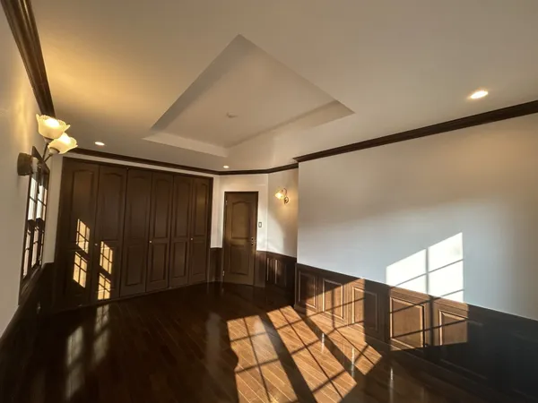 奥行きを感じる天井の折り上げ構造収納スペースも豊富です