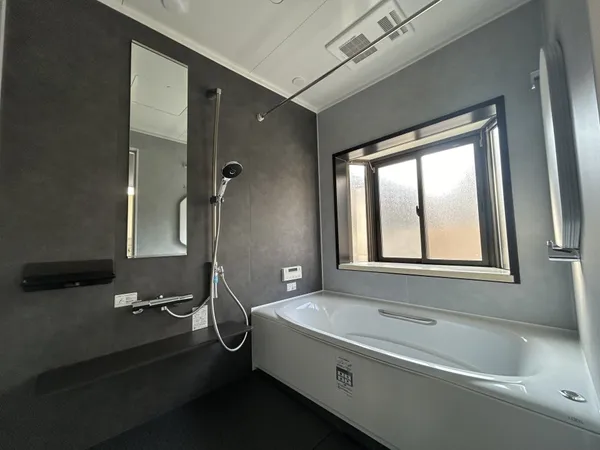 落ち着いた雰囲気の大きな窓がある浴室