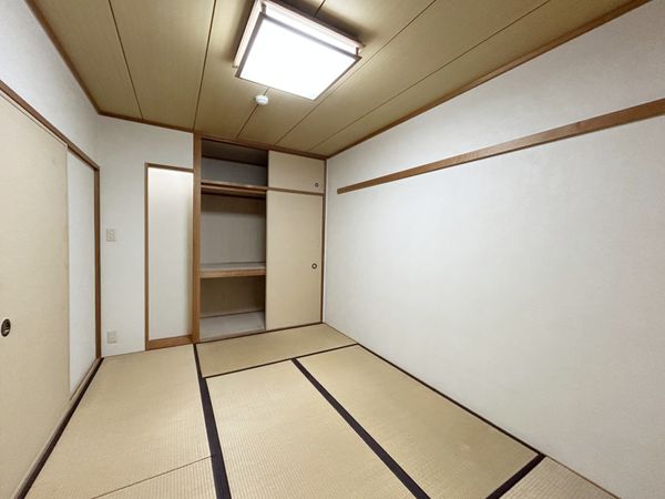 ロイヤルヒルズ富雄 C棟 室内