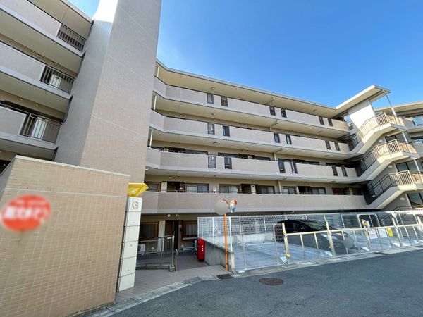 ロイヤルヒルズ富雄 G棟 外観