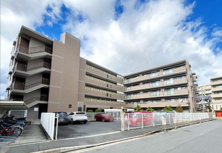 ロイヤルヒルズ富雄 J棟 外観