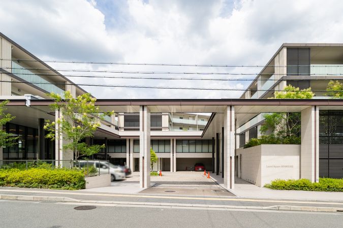 ローレルスクエアあやめ池 外観