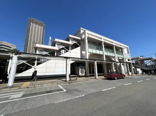 徒歩10分。京阪電鉄「香里園」駅