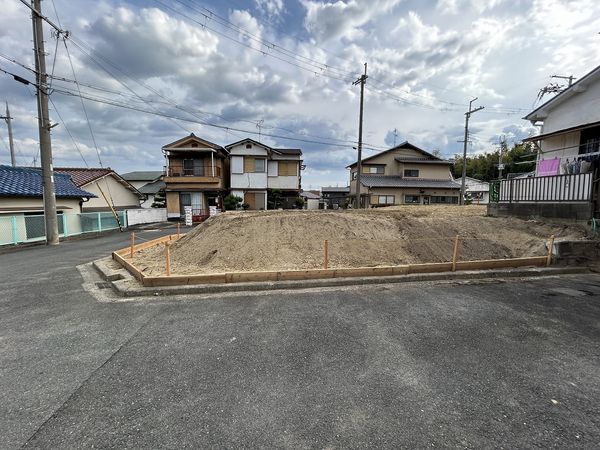 枚方市山之上北町 前面道路含む外観