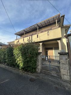 寝屋川市成田東町 前面道路含む外観