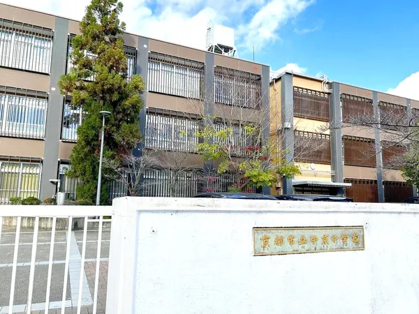 現地から約810ｍの中京中学校