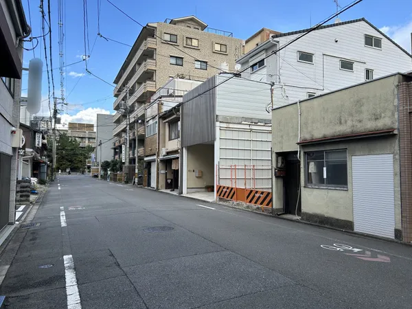 前面道路含む外観(北向き)