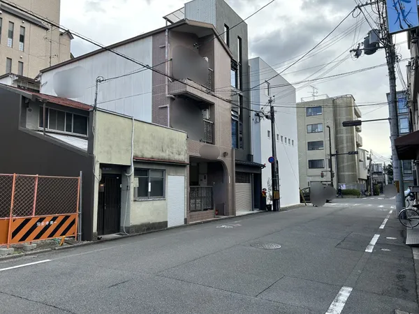 前面道路含む外観(南向き)