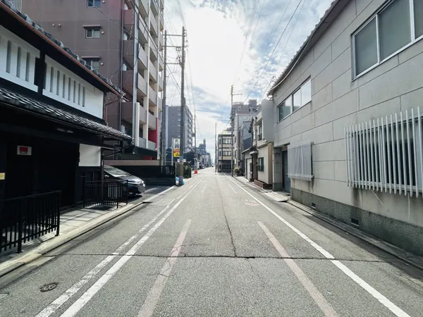 前面道路含む外観
