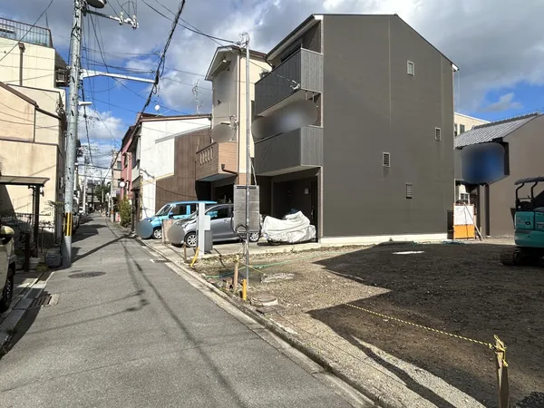 前面道路を含む外観(北向き)