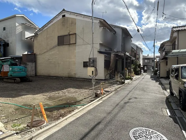 前面道路を含む外観(南向き)